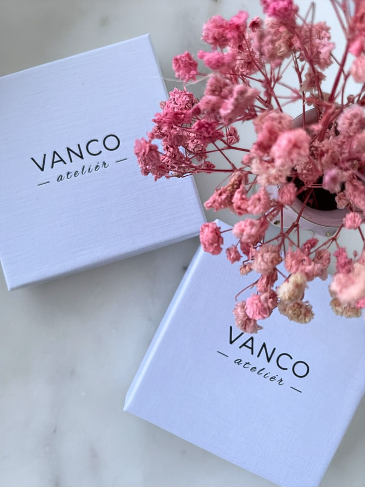 Bílá dárková krabička na šperk s nápisem VANCO ateliér