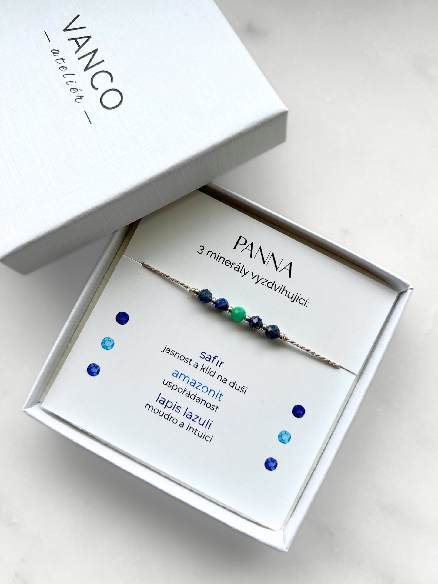Modro-šedý šňůrkový náramek s přírodními minerály pro znamení Panna s safírem, amazonitem a lapis lazuli v dárkovém balení.