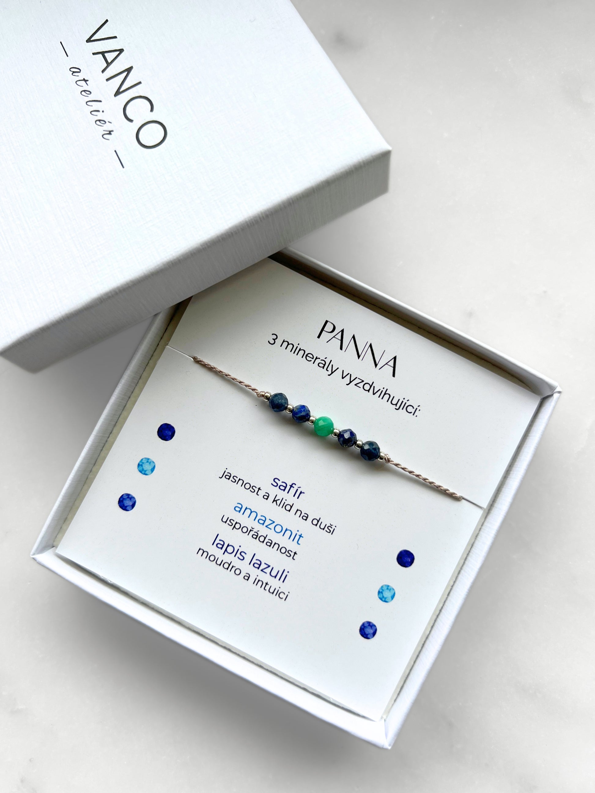 Modro-šedý šňůrkový náramek s přírodními minerály pro znamení Panna s safírem, amazonitem a lapis lazuli v dárkovém balení.
