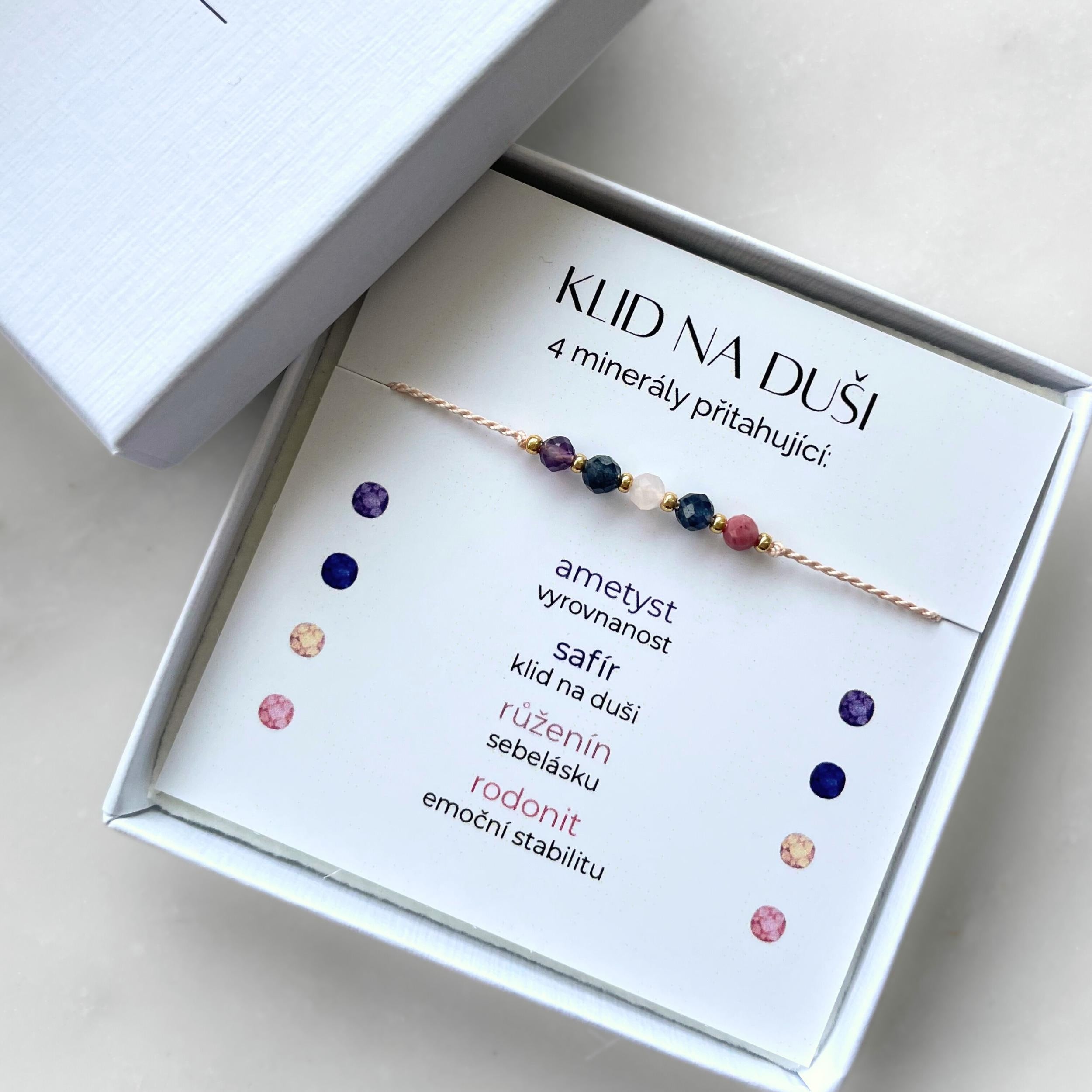Šňůrkový náramek s přírodními minerály pro manifestaci vnitřního klidu s ametystem, safírem, růženínem a rodonitem v dárkovém balení.