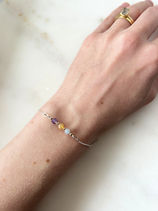 stříbrný náramek s akvamarínem, opálem a angelitem na ruce