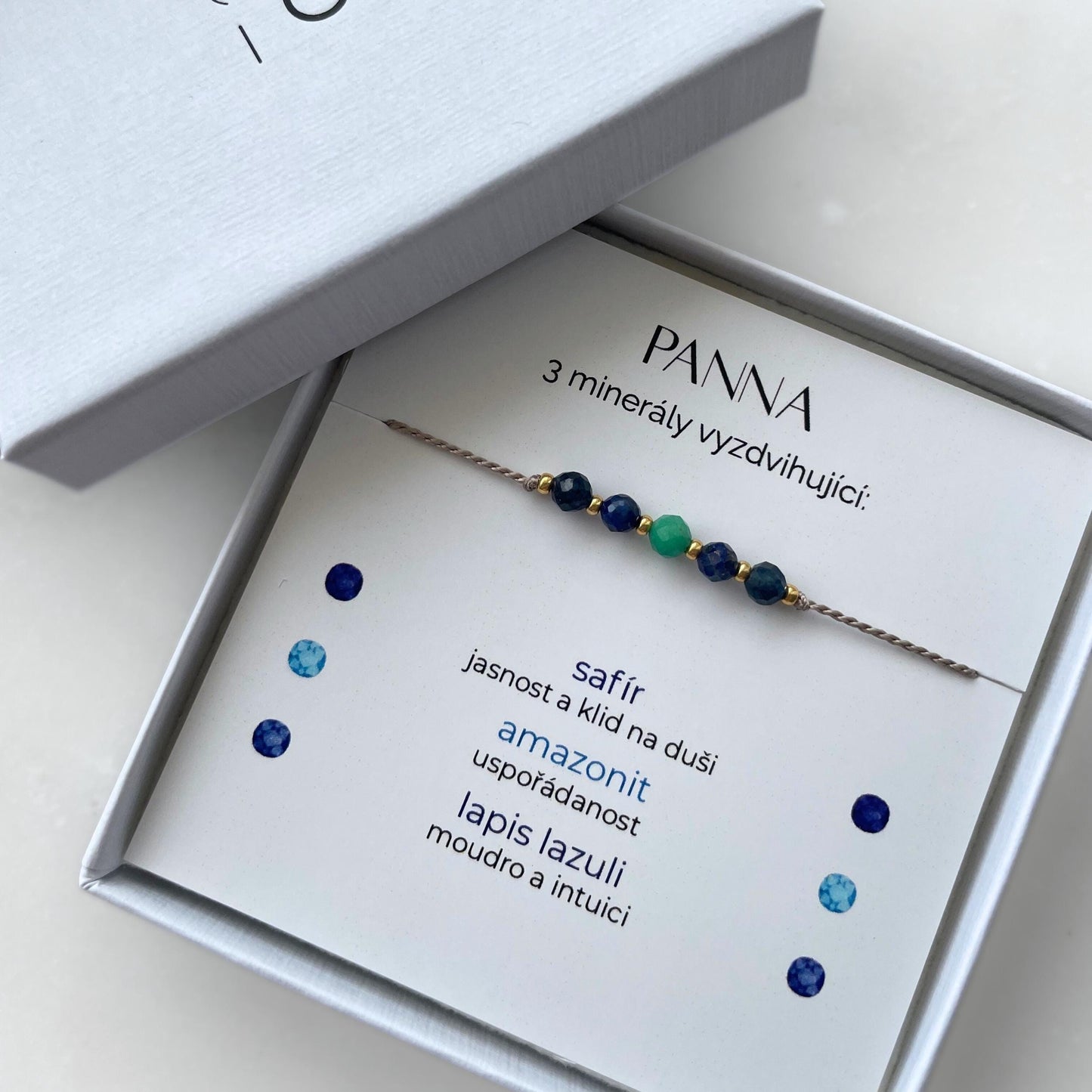 Modro-šedý šňůrkový náramek s přírodními minerály pro znamení Panna s safírem, amazonitem a lapis lazuli v dárkovém balení.
