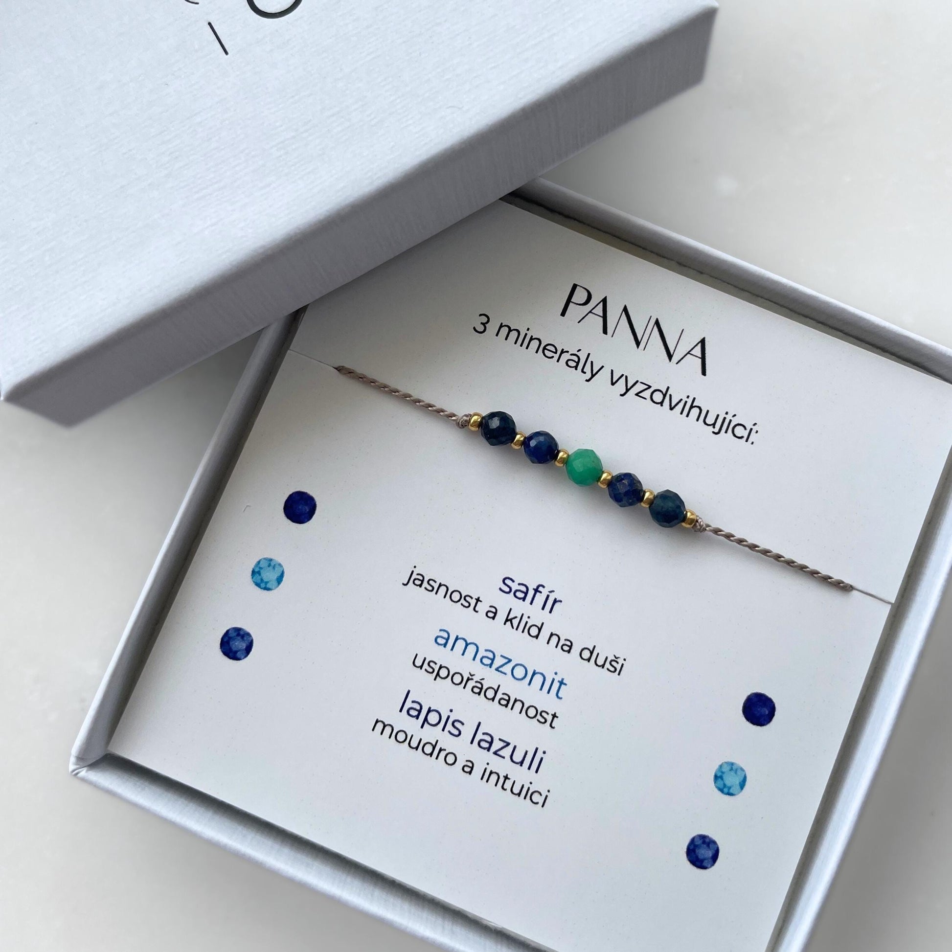 Modro-šedý šňůrkový náramek s přírodními minerály pro znamení Panna s safírem, amazonitem a lapis lazuli v dárkovém balení.