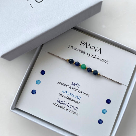 Modro-šedý šňůrkový náramek s přírodními minerály pro znamení Panna s safírem, amazonitem a lapis lazuli v dárkovém balení.