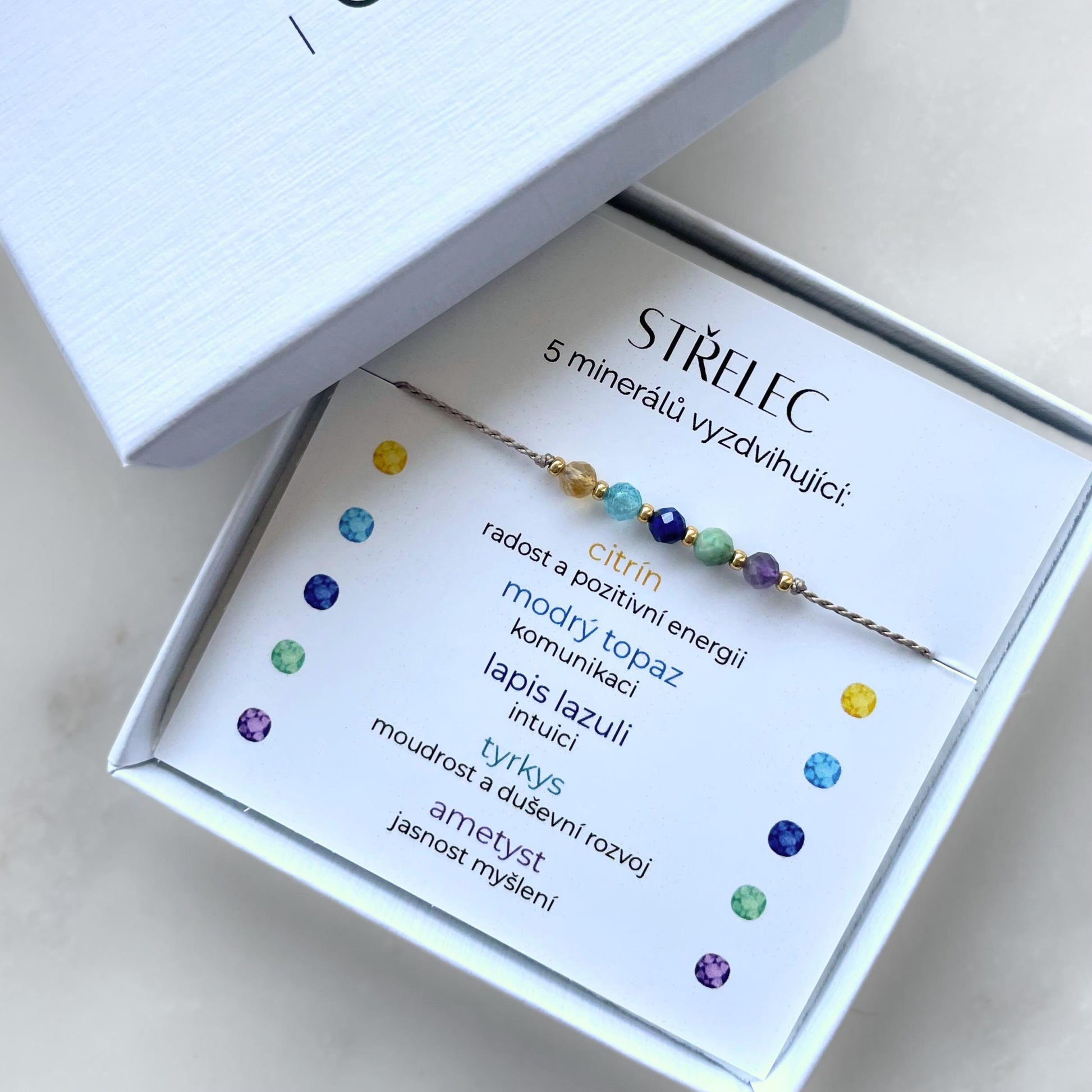 Náramek na provázku s pěti minerály, pro znamení Střelec v bílém dárkovém balení s elegantní prezentací.