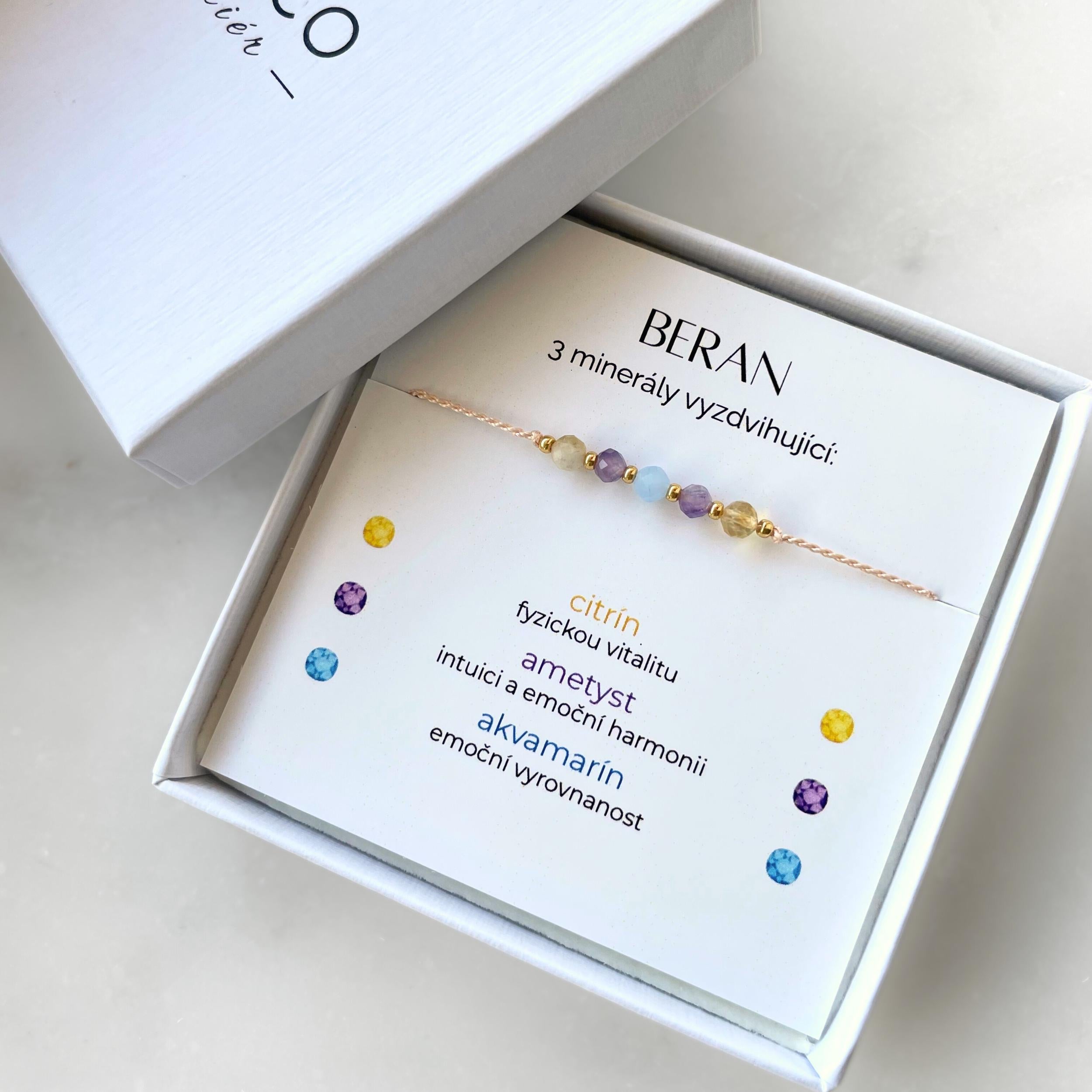 Šňůrkový náramek pro znamení Beran s citrínem, ametystem a akvamarínem v dárkovém balení.